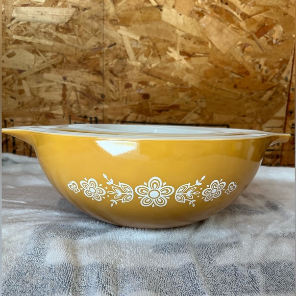 Vintage Pyrex Butterfly Gold Cinderella Nesting Bowls & Coffee Cups - Picture 3 of 3